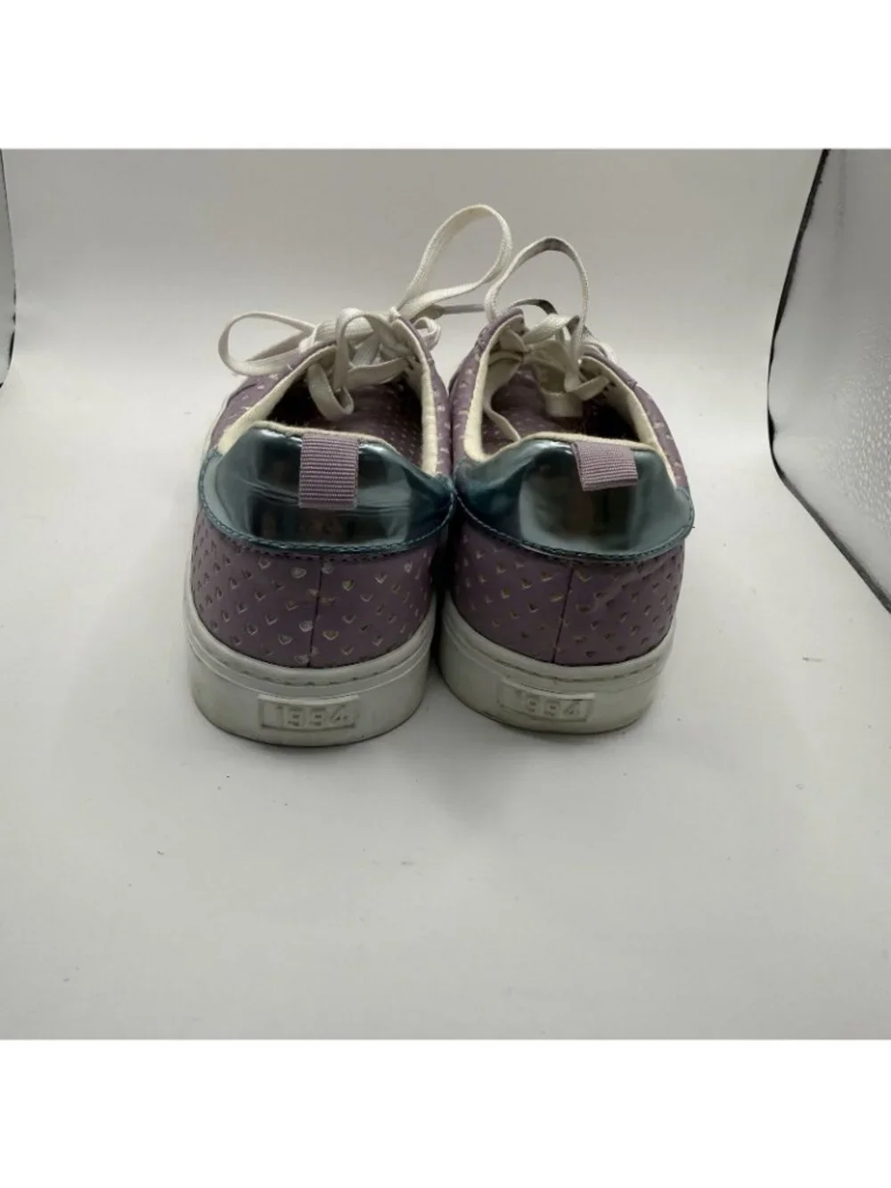Old Navy Girls Shoes Sz 5 Perforated Lace Up Sneakers Purple Lilac Hearts Tennis